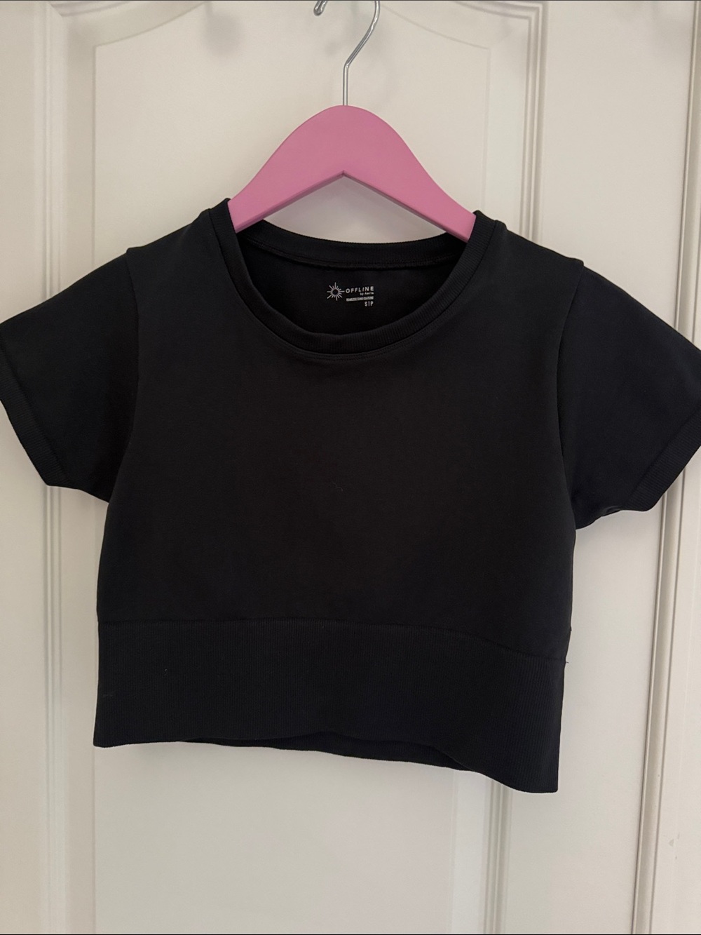 Offline by aerie women’s  Black Cropped Tee